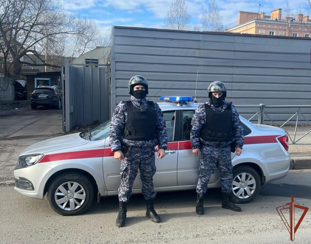 Росгвардейцы разыскали и вернули родителям потерявшегося мальчика в Санкт-Петербурге