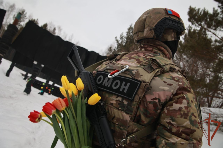 Росгвардейцы поздравили женщин с 8 марта в Сибирском федеральном округе