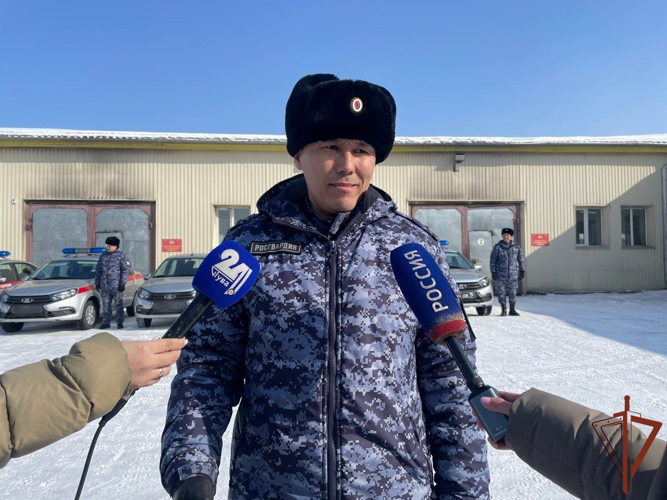 Ключи от новых машин получили сотрудники вневедомственной охраны Росгвардии в Туве