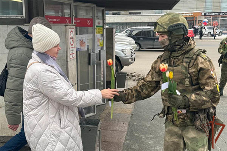 Росгвардейцы поздравили женщин с 8 марта в Сибирском федеральном округе
