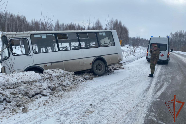 Военнослужащий Росгвардии оказал доврачебную помощь водителю маршрутного автобуса в Новосибирске