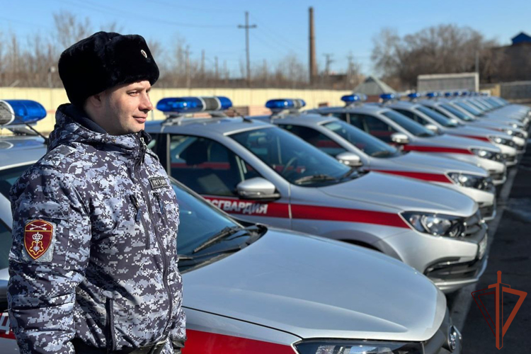 Сертификат на новые служебные автомобили вручили сотрудникам Росгвардии в Красноярском крае