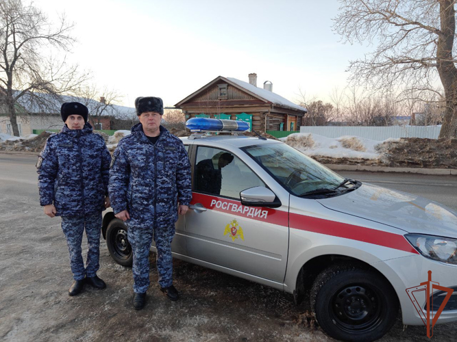 В Татарстане росгвардеец помог вытащить упавшего в колодец ребенка