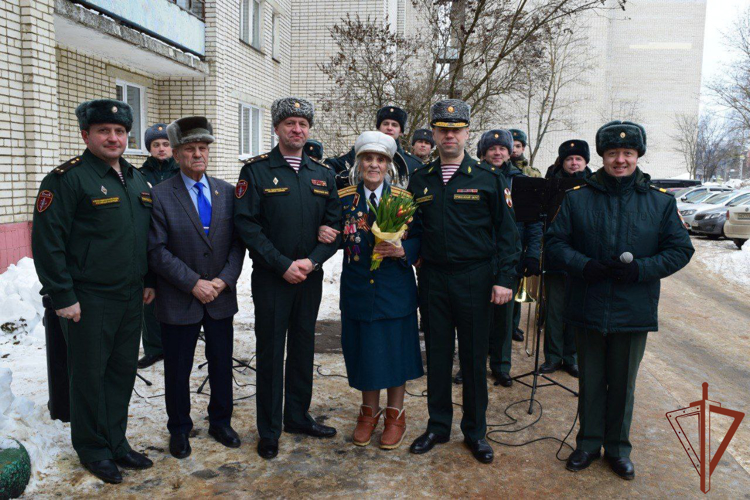 Военнослужащие Росгвардии поздравили труженицу тыла с 8 марта в Сарове (видео)