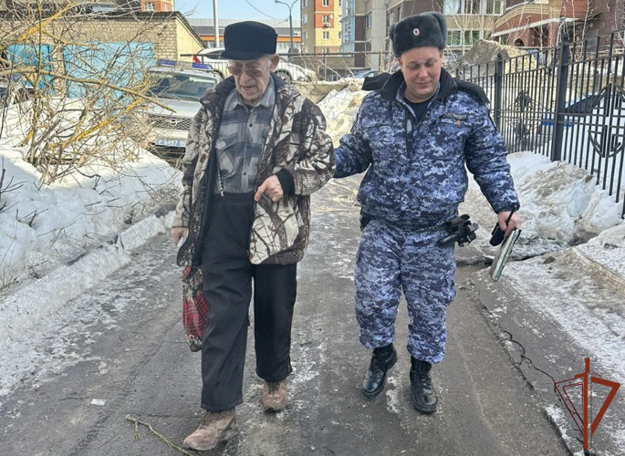 В Подмосковье сотрудники Росгвардии оказали доврачебную помощь пенсионеру, которому внезапно стало плохо 