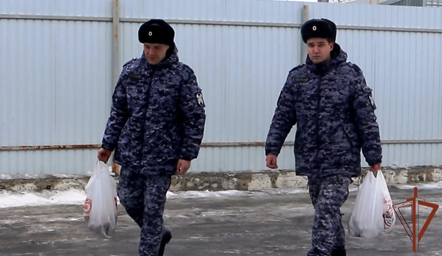 Росгвардейцы в Тюмени помогли оказавшимся в трудной жизненной ситуации людям