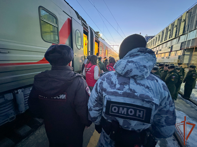 Росгвардейцы в Пензе обеспечили правопорядок во время встречи поезда с детьми из Белгородской области