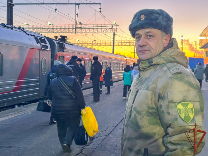 Росгвардейцы в Пензе обеспечили правопорядок во время встречи поезда с детьми из Белгородской области 