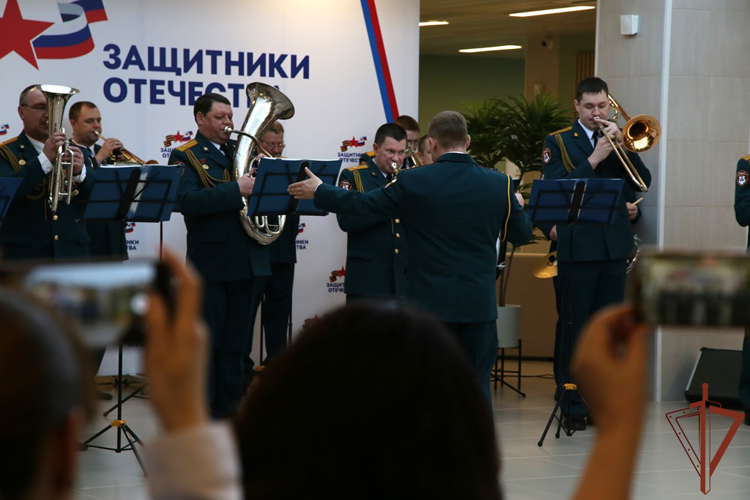 Музыканты Росгвардии приняли участие в благотворительном концерте для жен и мам участников СВО (видео)