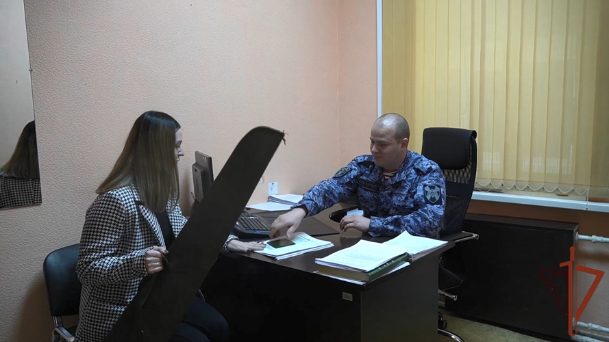 Владелиц оружия с предстоящим 8 Марта поздравили росгвардейцы в Саратове (видео)