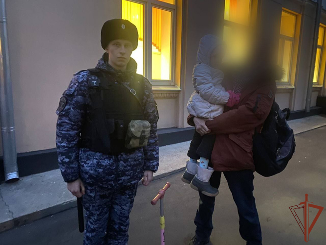 Военнослужащие Росгвардии отыскали потерявшегося ребенка в Москве