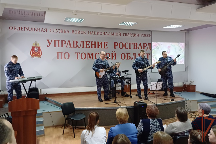 Росгвардейцы Сибирского округа поздравили матерей, вдов и дочерей погибших сослуживцев с 8 марта
