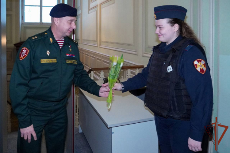 Герой России генерал-лейтенант Сергей Бураков поздравил охраняющих Эрмитаж сотрудниц уникального батальона Росгвардии (видео)