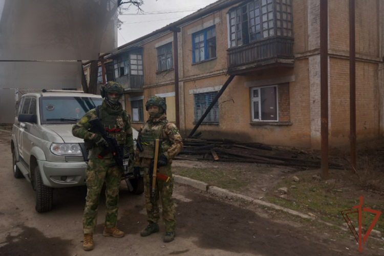 Военнослужащие Росгвардии спасли на пожаре жителей Запорожской области (видео)