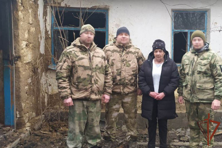 Жительница ЛНР поблагодарила росгвардейцев за спасение на пожаре