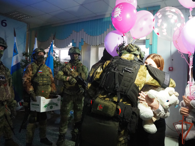 В  Белгороде бойцы Росгвардии  поздравили с 8 марта писавших письма в поддержку участников СВО школьниц