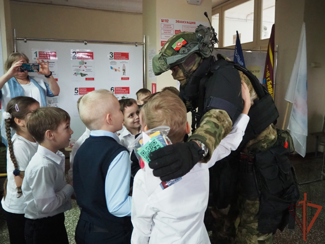 В  Белгороде бойцы Росгвардии  поздравили с 8 марта писавших письма в поддержку участников СВО школьниц