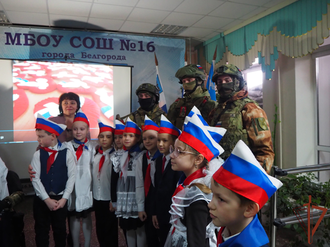В  Белгороде бойцы Росгвардии  поздравили с 8 марта писавших письма в поддержку участников СВО школьниц