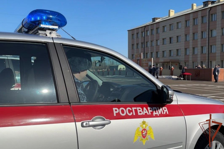 Сертификат на новые служебные автомобили вручили сотрудникам Росгвардии в Красноярском крае