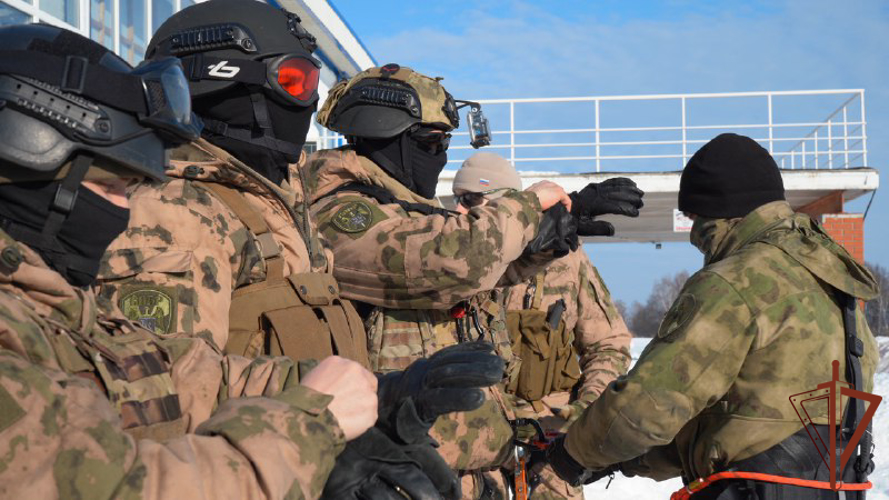 Спецназовцы Росгвардии приняли участие в сборе по десантной подготовке в Подмосковье (видео)