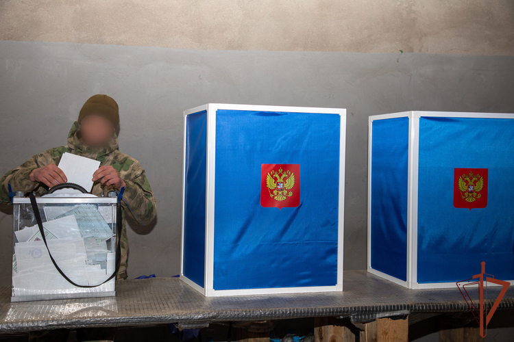 Росгвардейцы в районах проведения СВО досрочно проголосовали на выборах главы государства (видео)