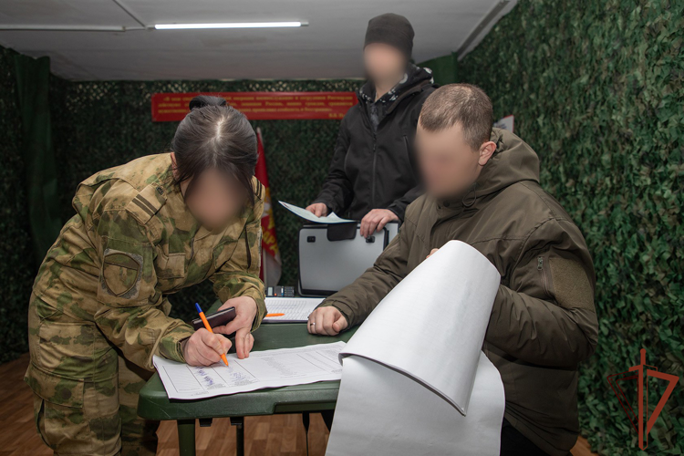 Росгвардейцы в районах проведения СВО досрочно проголосовали на выборах главы государства (видео)