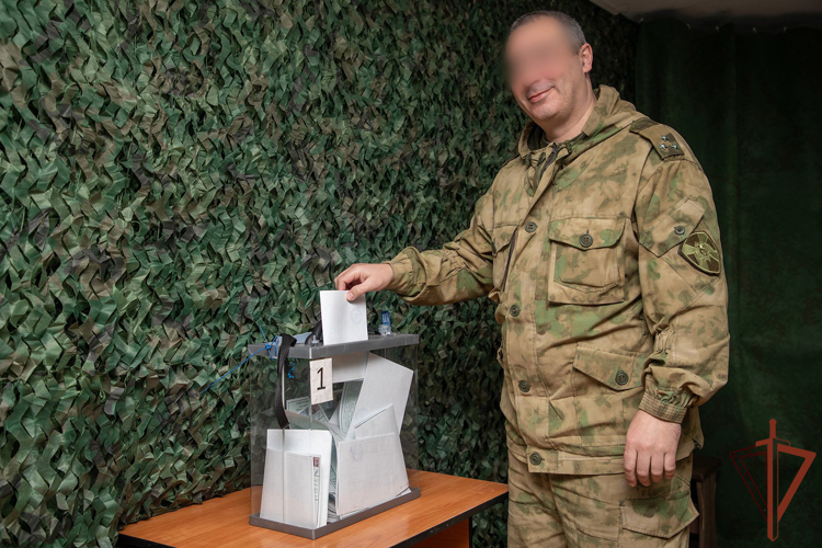 Росгвардейцы в районах проведения СВО досрочно проголосовали на выборах главы государства (видео)