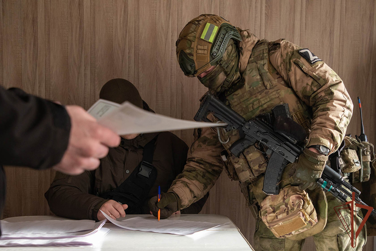 Росгвардейцы в районах проведения СВО досрочно проголосовали на выборах главы государства (видео)