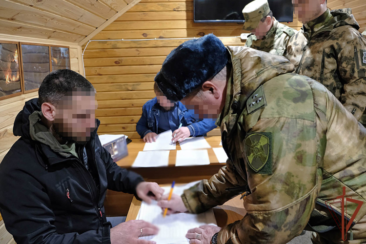 Росгвардейцы в новых субъектах РФ досрочно проголосовали на выборах Президента России (видео)
