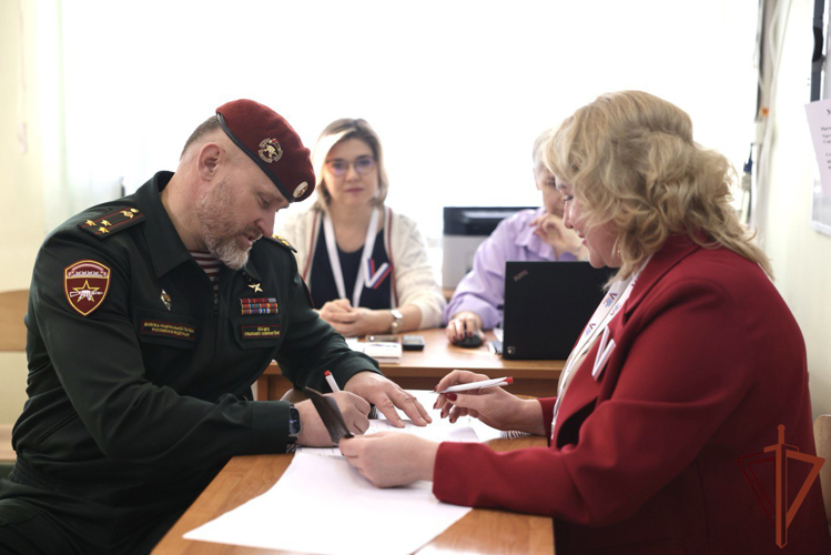 Военнослужащие ОДОН имени Ф.Э. Дзержинского Росгвардии проголосовали на выборах Президента России 