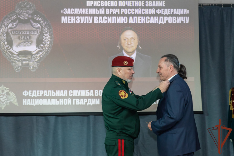 Заместитель директора Росгвардии генерал-полковник Алексей Воробьев вручил награды военным врачам главного госпиталя ведомства и навестил раненых росгвардейцев