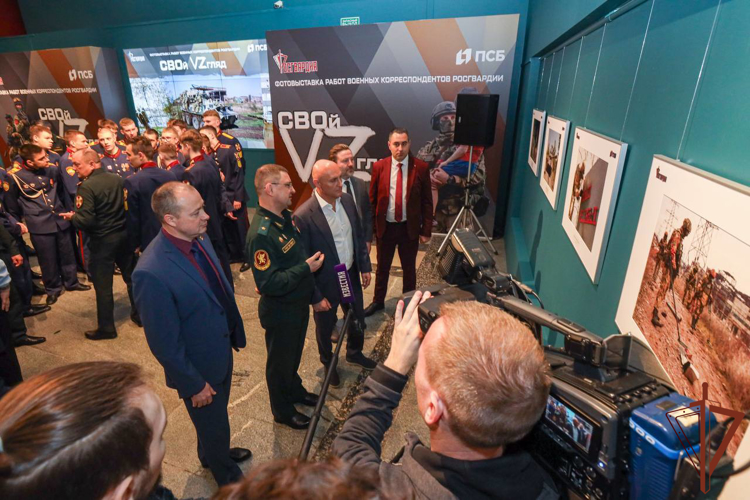 Выставка военных фотокорреспондентов и художника Росгвардии «СВОй VZгляд»  открылась в Москве (видео)