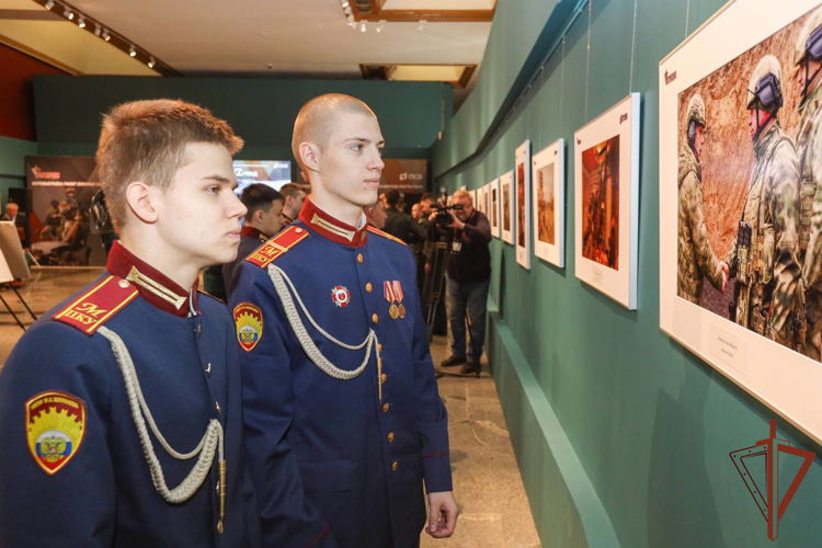 Выставка военных фотокорреспондентов и художника Росгвардии «СВОй VZгляд» открылась в Москве (видео)