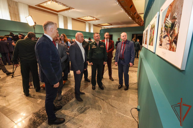 Выставка военных фотокорреспондентов и художника Росгвардии «СВОй VZгляд»  открылась в Москве (видео)