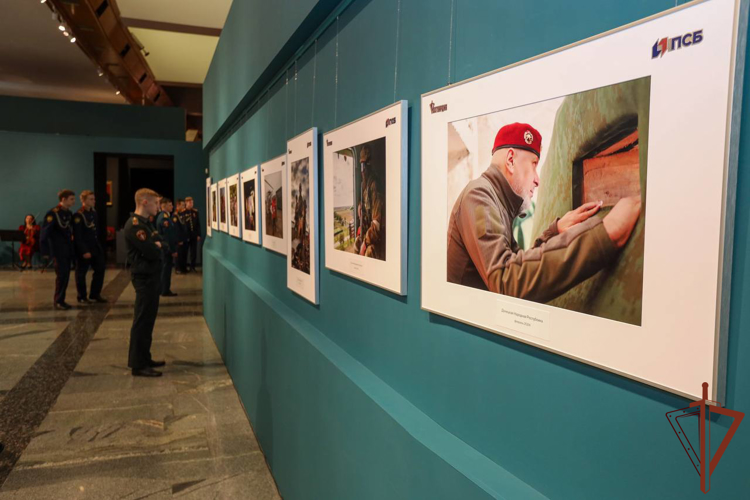 Выставка военных фотокорреспондентов и художника Росгвардии «СВОй VZгляд»  открылась в Москве (видео)