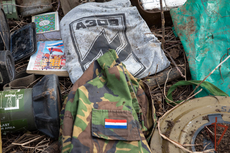 В ДНР разведчики Росгвардии уничтожили заминированный многоуровневый схрон с иностранным оружием (видео)