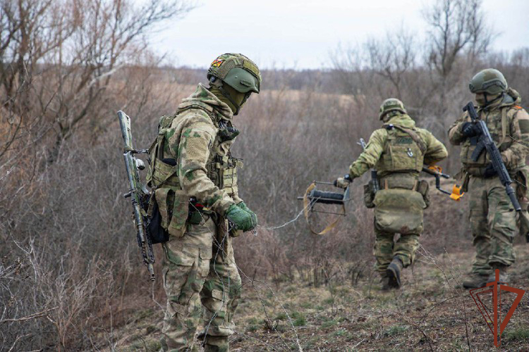 В ДНР разведчики Росгвардии уничтожили заминированный многоуровневый схрон с иностранным оружием (видео)