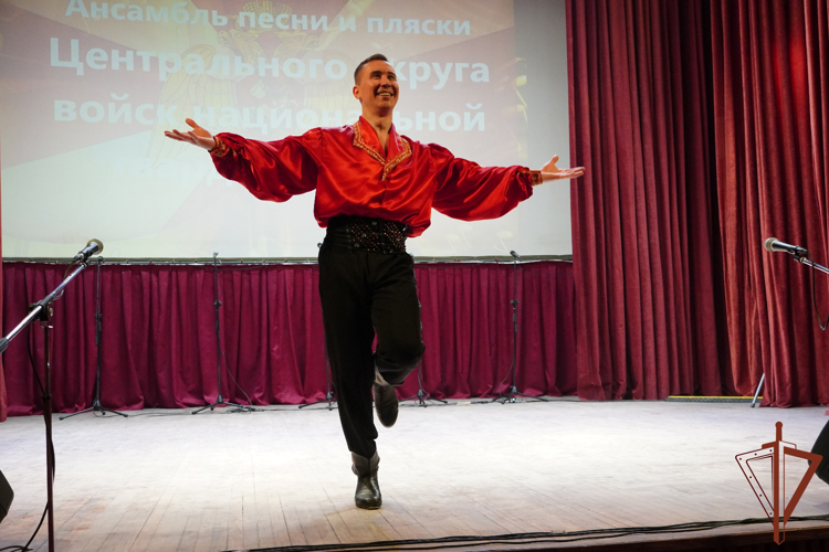 Ансамбль песни и пляски Центрального округа Росгвардии выступил с праздничным концертом в Москве