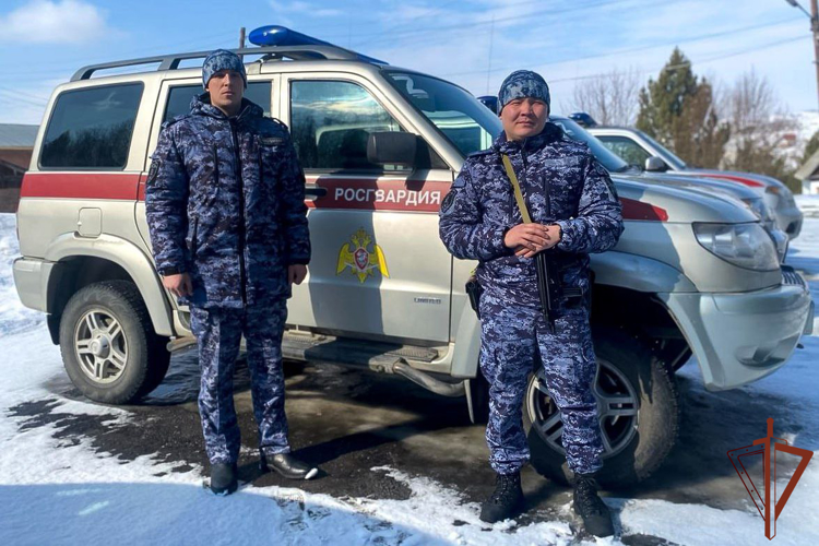 Росгвардейцы оказали помощь пострадавшей в ДТП жительнице Республики Алтай