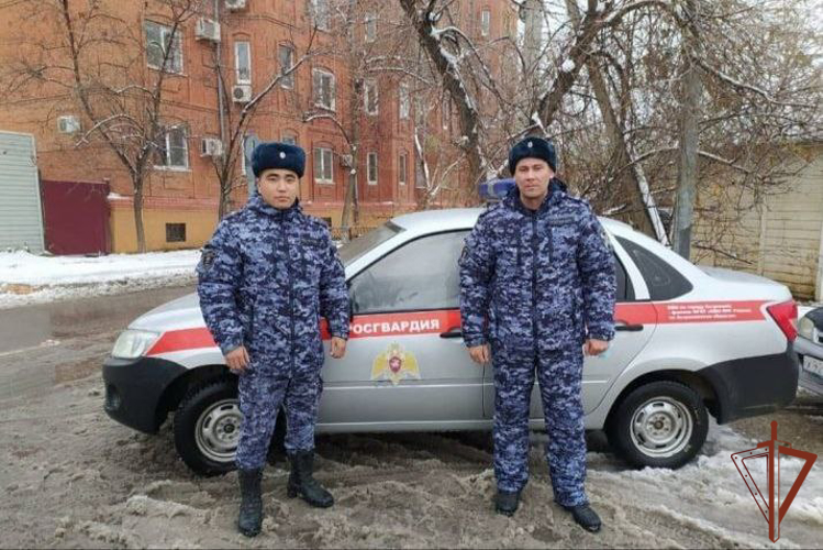 Росгвардейцы пришли на помощь пострадавшим в результате падений жителям Омска