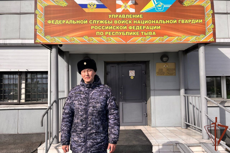 Росгвардеец помог предотвратить распространение огня на жилые строения в Республике Тыва