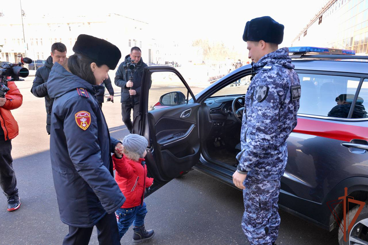 Росгвардейцы устроили экскурсию для мальчика из ДНР по выставке «Россия» в Москве
