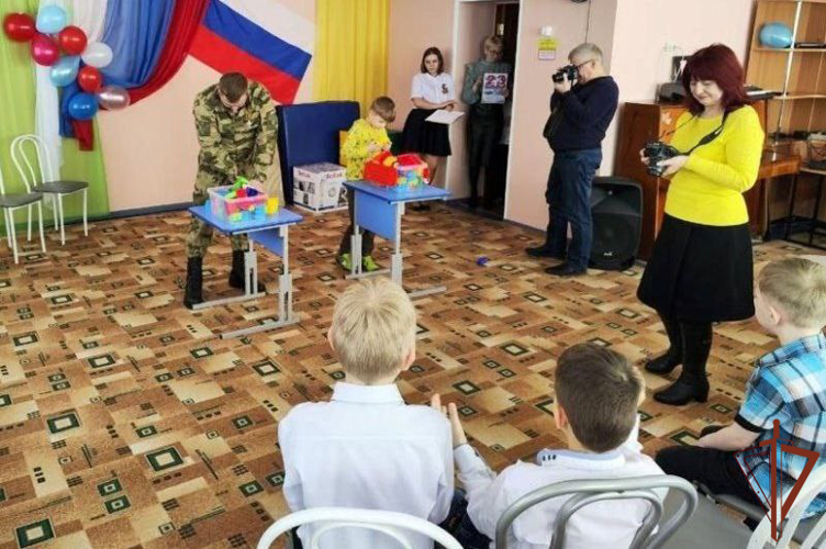Военнослужащие Росгвардии поблагодарили детей из Алтайского края за письма поддержки