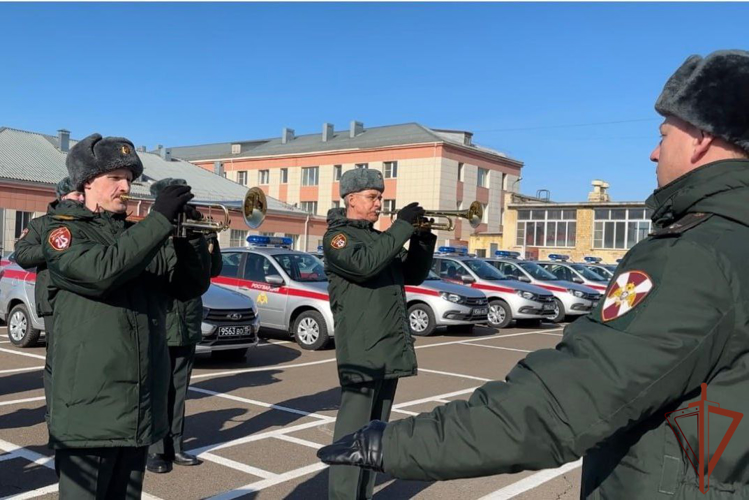 Сертификат на новые служебные автомобили вручили сотрудникам Росгвардии в Красноярском крае