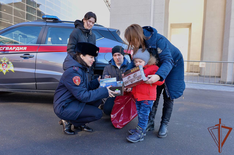 Росгвардейцы устроили экскурсию для мальчика из ДНР по выставке «Россия» в Москве