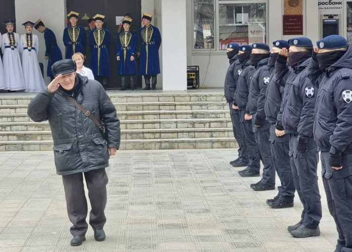 Росгвардейцы торжественно встретили фронтовика на избирательном участке в Калмыкии