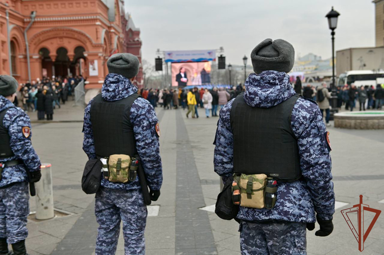 Росгвардия обеспечила безопасность проведения митинг-концерта на Красной площади в День воссоединения Крыма с Россией 