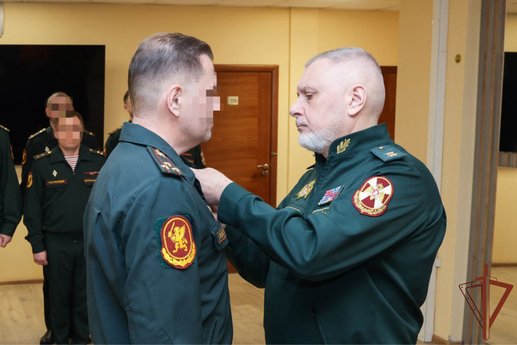 Генерал-лейтенант Алексей Воробьев вручил награды росгвардейцам — участникам специальной военной операции