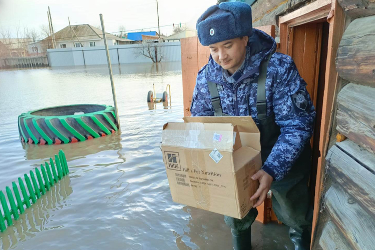 Росгвардейцы помогают жителям Алтайского края,  которые оказались в зонах подтопления