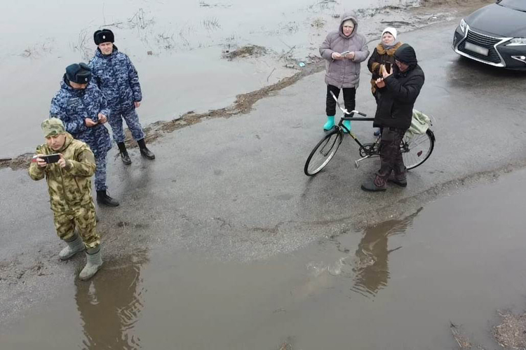 Росгвардейцы помогают жителям Алтайского края,  которые оказались в зонах подтопления